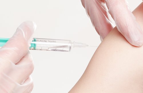Impfen (Bild von Angelo Esslinger Pixabay)